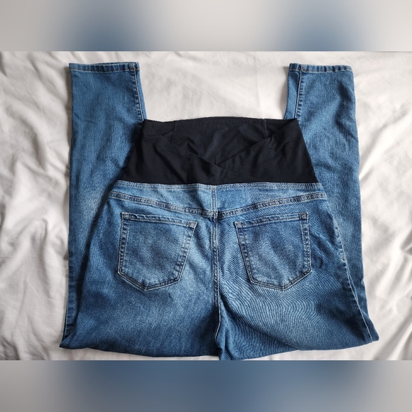Light-Wash Stylish Maternity Jeans - Picture 2 of 10